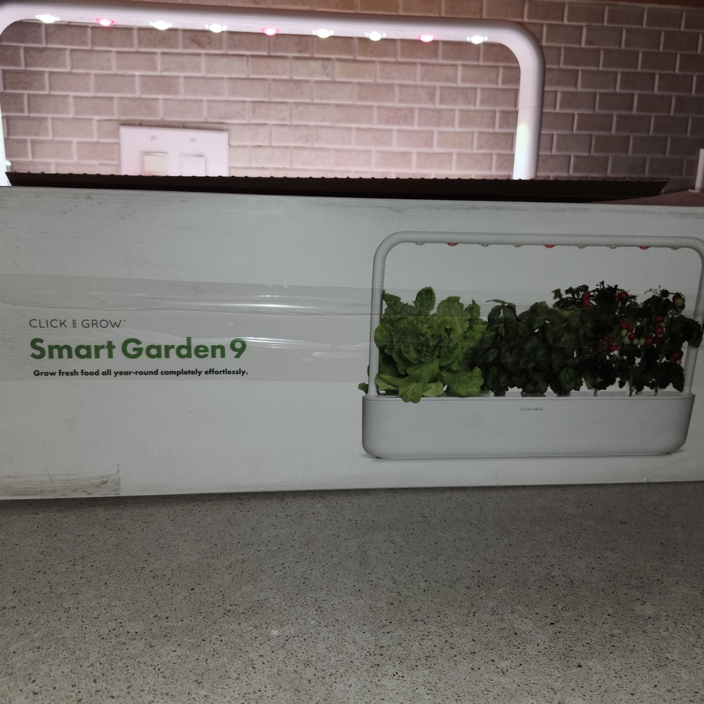 Click & Grow Smart Garden 9- Indoor Hydroponic Garden with LED Lights - Picture 2 of 7